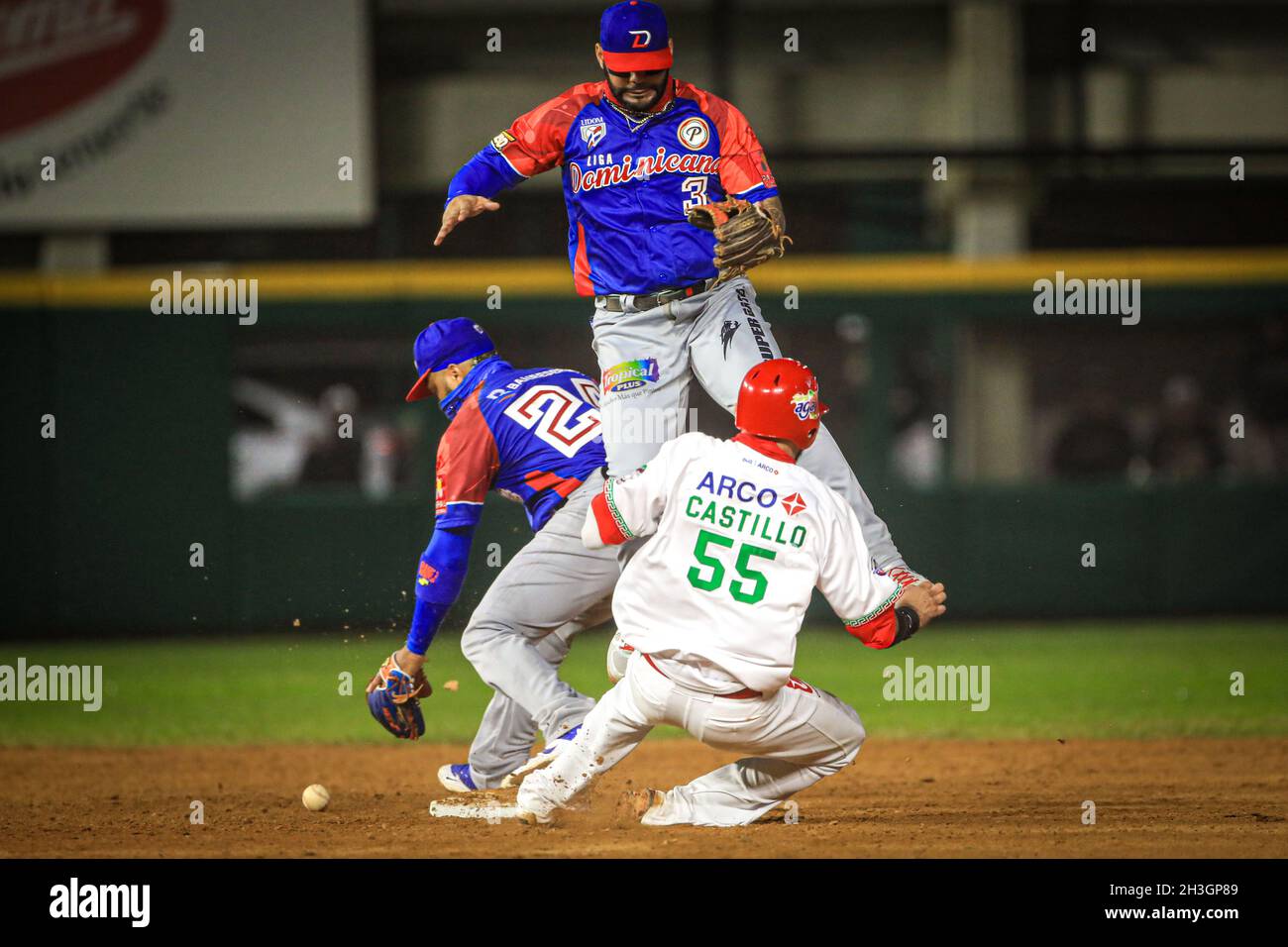 MAZATLAN, MEXIQUE - FÉVRIER 01 :Jonathan Villar de Las Águilas Cibaeñas saute pour éviter d'obstruer le coureur Jesús Castillo qui est mis dehors par Robinson Cano dans le cinquième repas, pendant le match entre la République dominicaine et le Mexique dans le cadre de la Serie del Caribe 2021 au stade Teodoro Mariscal le 1er février 2021 à Mazatlan, Mexique.(Photo par Luis Gutierrez/Norte photo) Banque D'Images