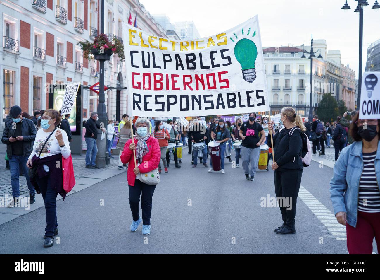 Madrid, Espagne.28 octobre 2021.Les manifestants ont tenu une bannière pendant la manifestation.les gens ont manifesté contre l'augmentation du prix de l'électricité à Madrid.Les prix du gaz et de l'électricité montent en flèche en Europe et les consommateurs trouvent déjà des factures plus élevées dans leurs boîtes aux lettres et la hausse des prix sur les marchés de gros devrait envoyer des coûts encore plus élevés ces derniers jours.Les gouvernements de l'Espagne, de la Grèce et de l'Italie prennent des mesures pour limiter cette augmentation.(Photo par Atilano Garcia/SOPA Images/Sipa USA) crédit: SIPA USA/Alay Live News Banque D'Images