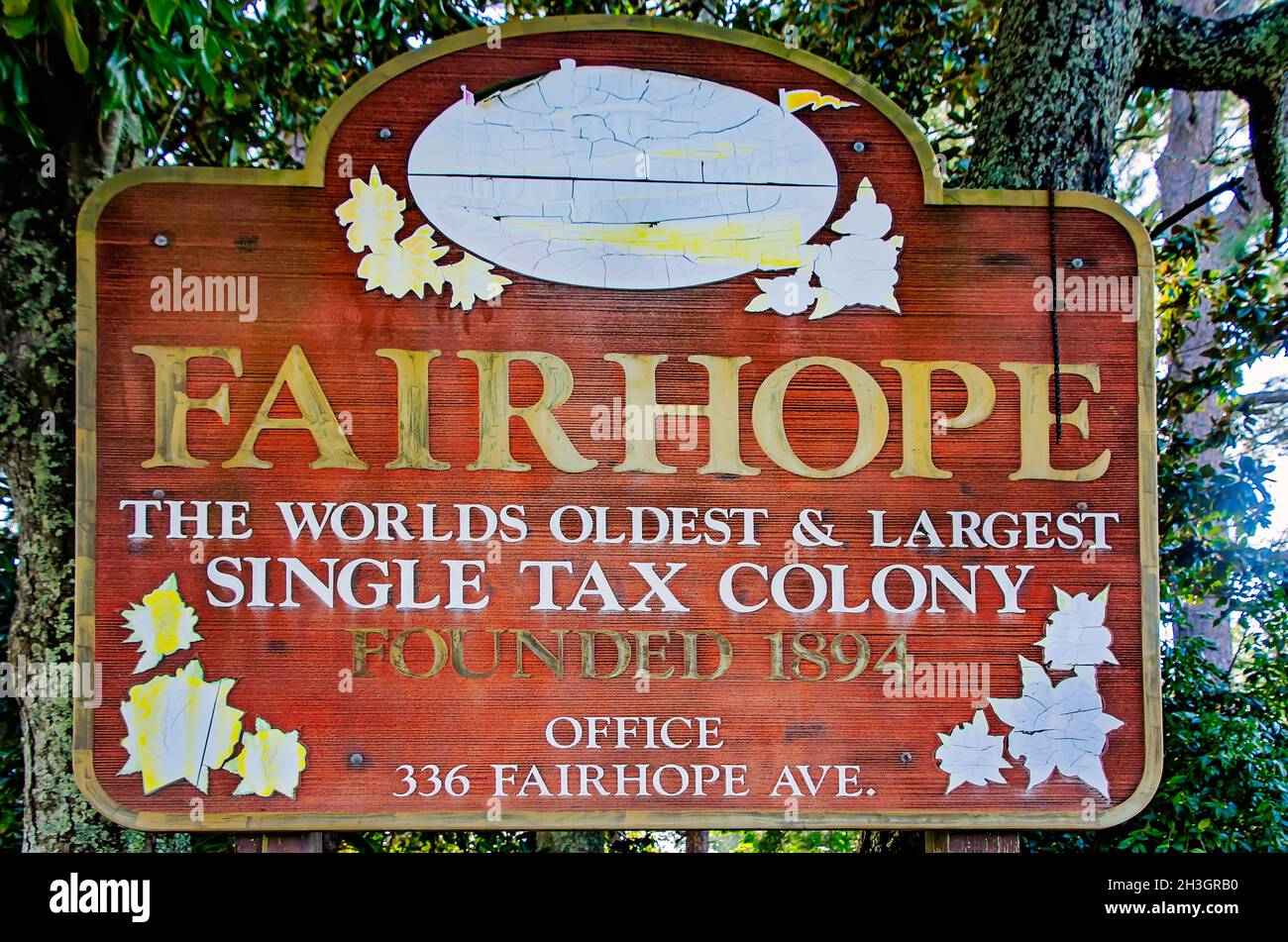 Un panneau accueille les visiteurs de Fairhope, la plus ancienne et la plus grande colonie fiscale au monde, le 23 octobre 2021, à Fairhope, en Alabama. Banque D'Images