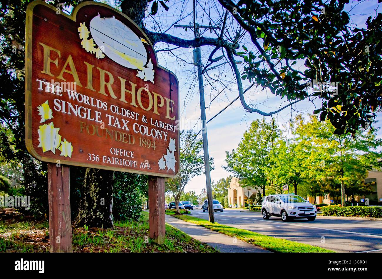 Un panneau accueille les visiteurs de Fairhope, la plus ancienne et la plus grande colonie fiscale au monde, le 23 octobre 2021, à Fairhope, en Alabama. Banque D'Images