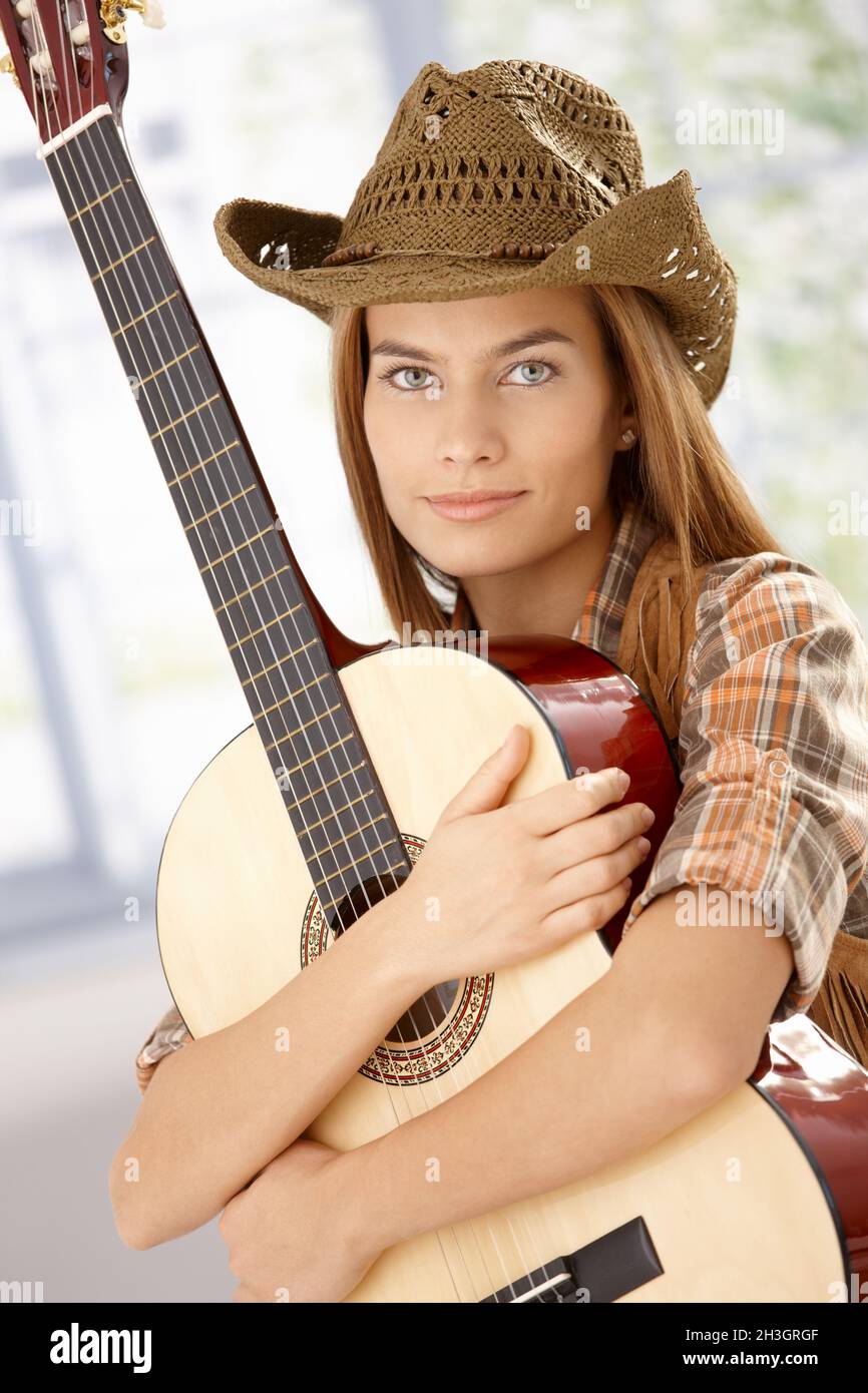 Guitariste fille embrassant guitare souriant Banque D'Images