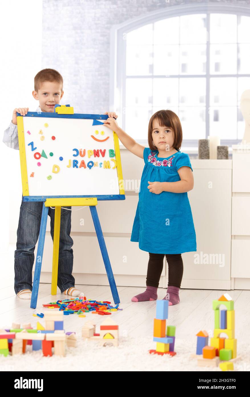 Petits enfants créatifs avec tableau à dessin Banque D'Images