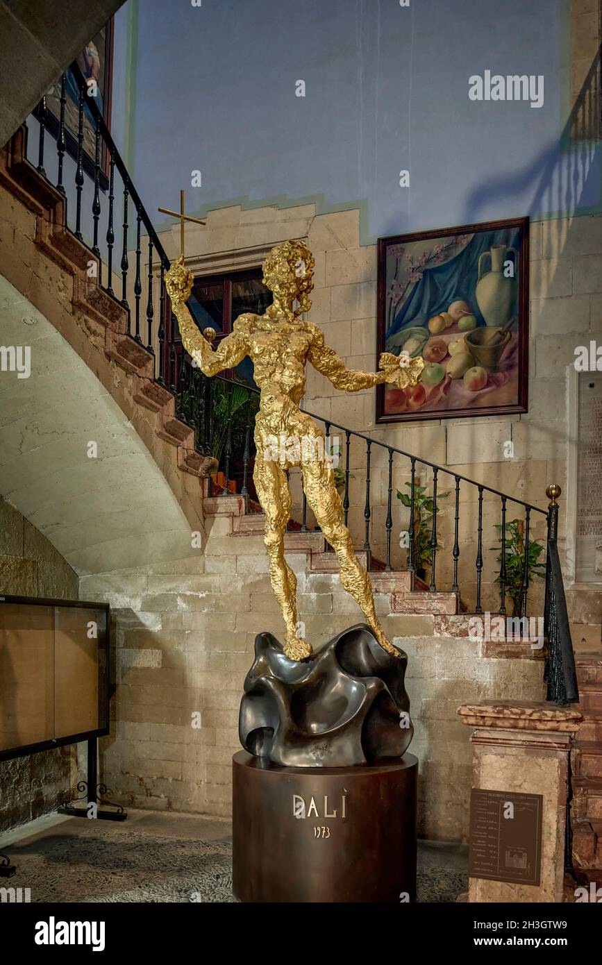 Alaquant, Espagne.Statue de Dali dans le bâtiment historique de l'Hôtel de ville de la ville espagnole d'Alicante. Banque D'Images