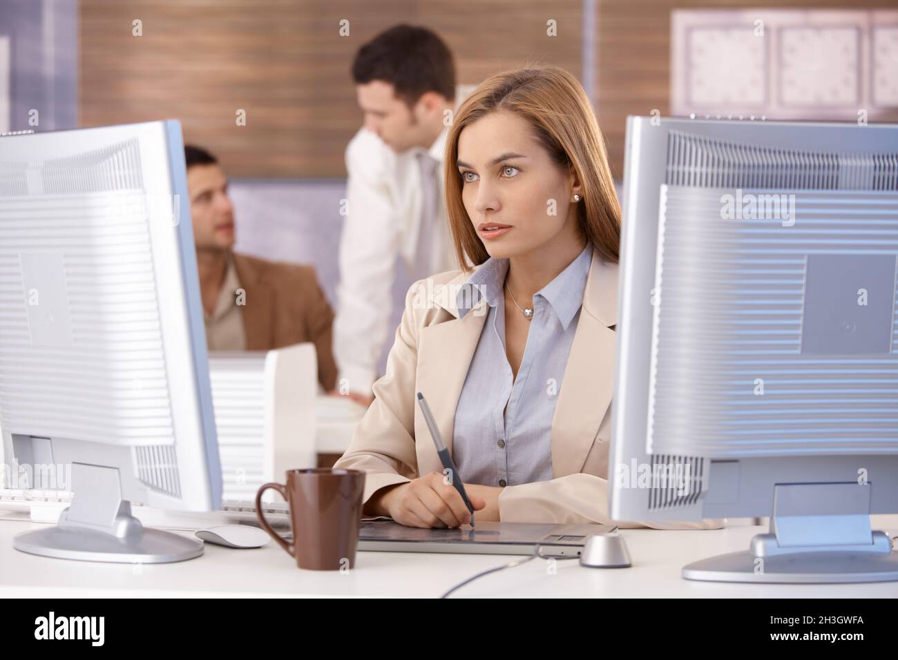 Femme attirante au cours de formation informatique Banque D'Images