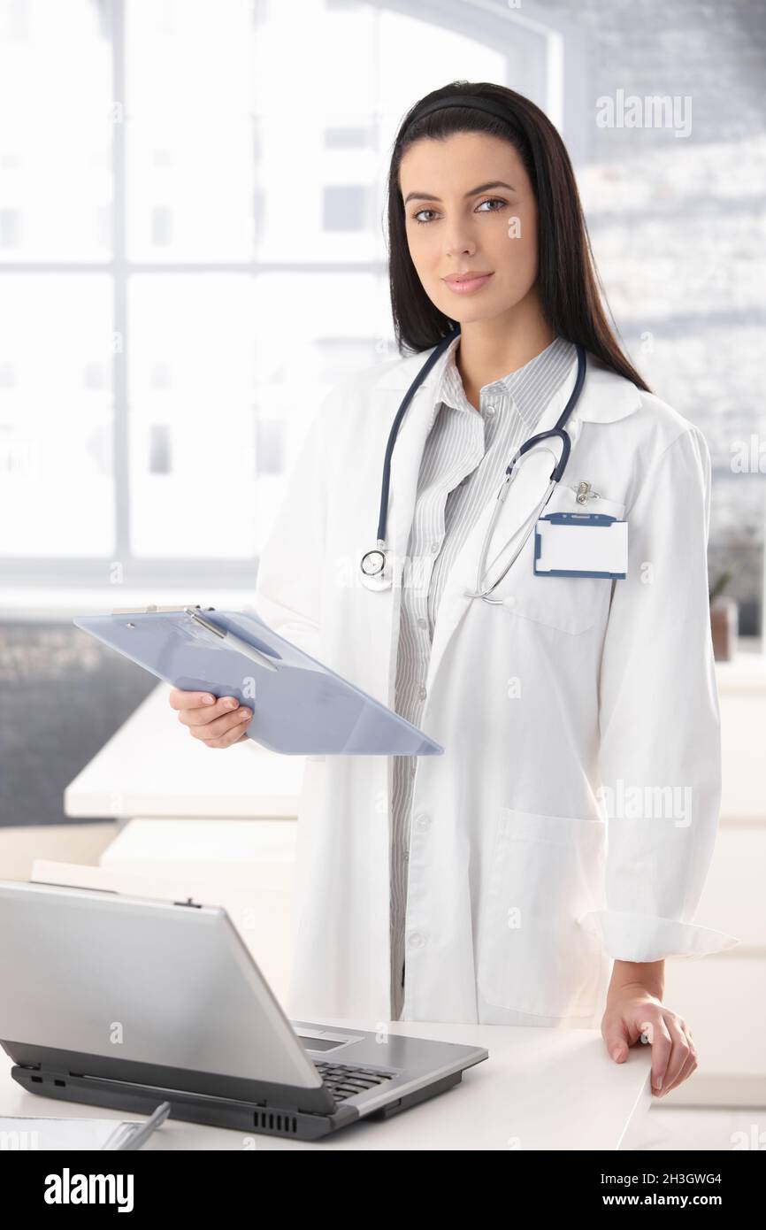 Joli médecin au bureau Banque D'Images