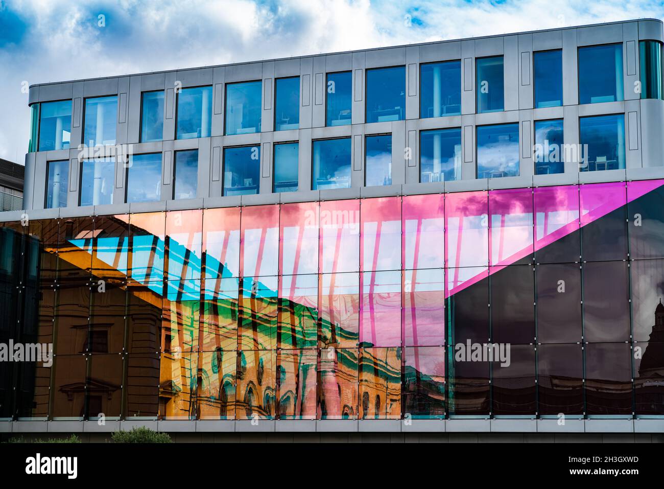 Réflexions urbaines de bâtiments colorés dans des façades de fenêtres en verre de la rue Banque D'Images