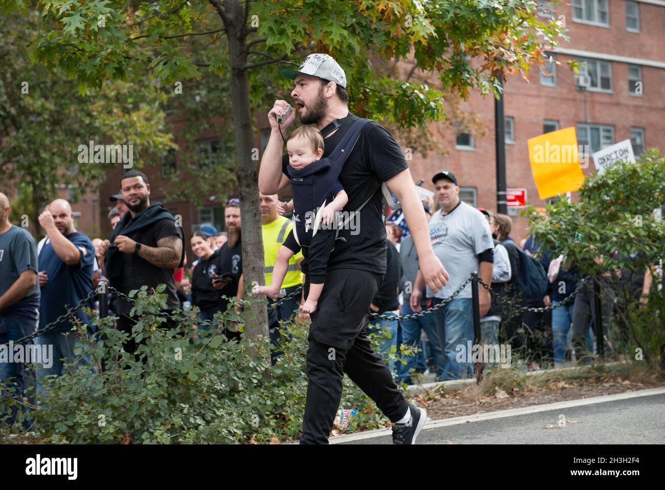 New York City, Etats-Unis, 25 octobre 2021, le protestataire Dad avec le mégaphone et le bébé en remorquage. Banque D'Images
