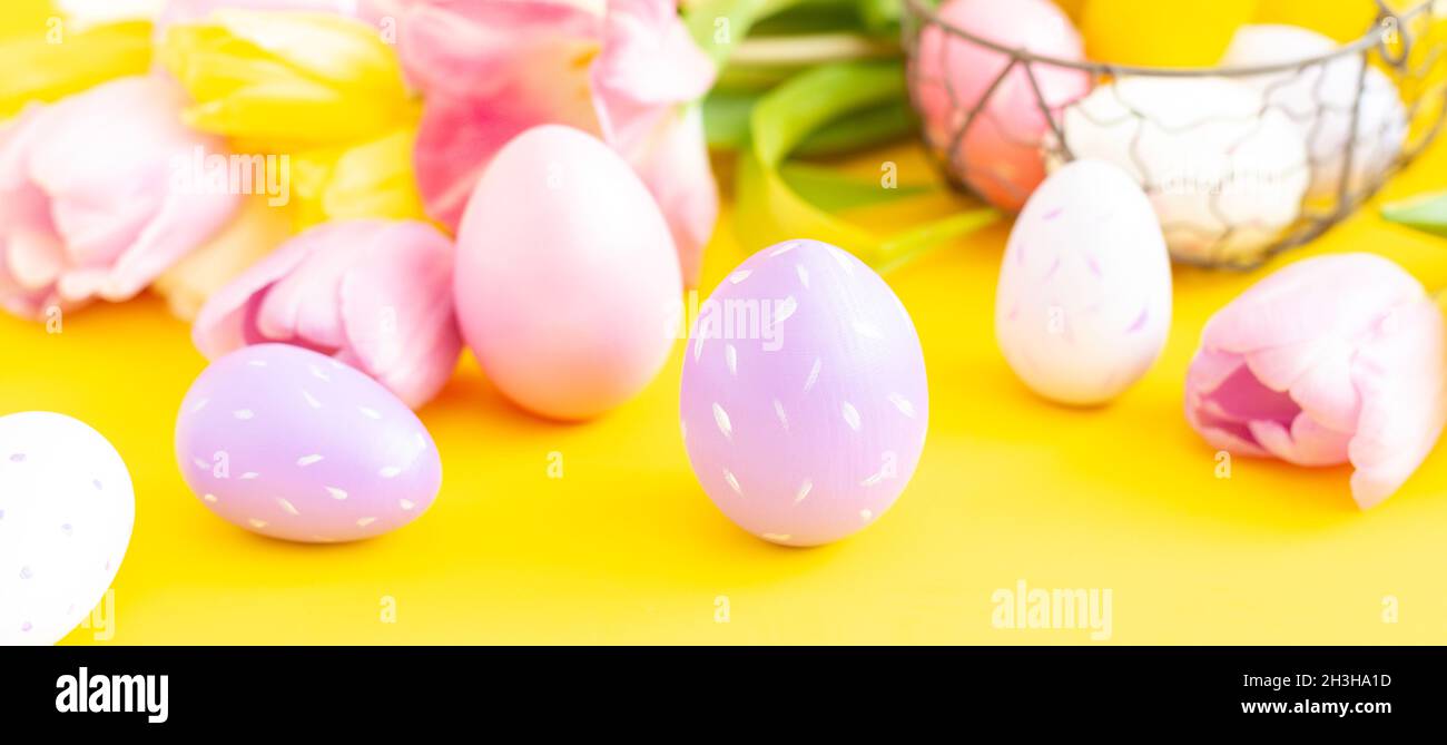 Carte de vœux de Pâques avec œufs décoratifs peints multicolores. Concept Pâques - image Banque D'Images