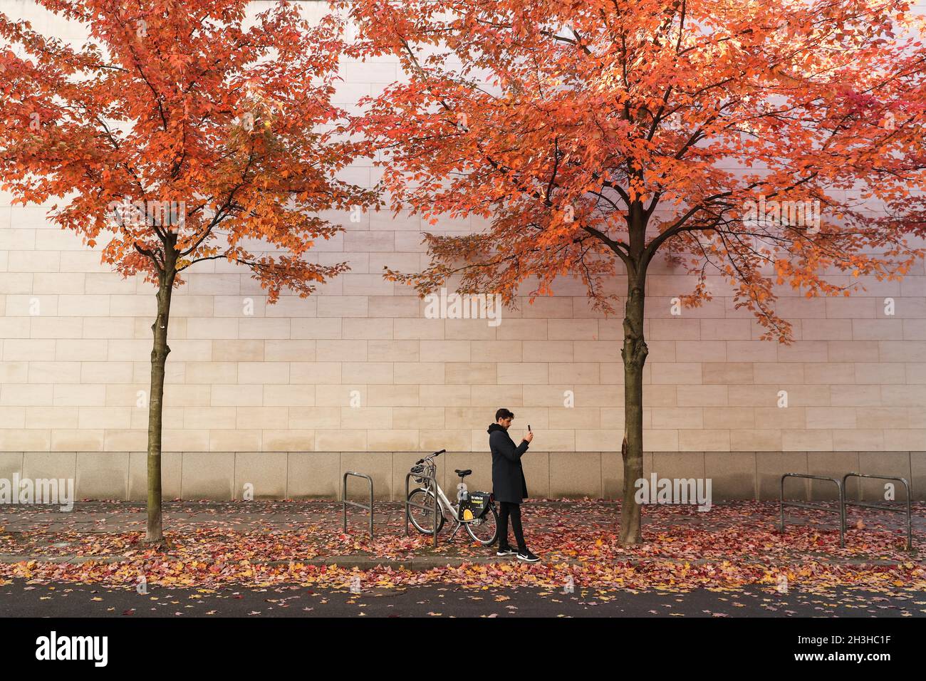 Berlin, Allemagne.28 octobre 2021.Un homme prend des photos du paysage d'automne à Berlin, capitale de l'Allemagne, le 28 octobre 2021.Credit: Shan Yuqi/Xinhua/Alay Live News Banque D'Images