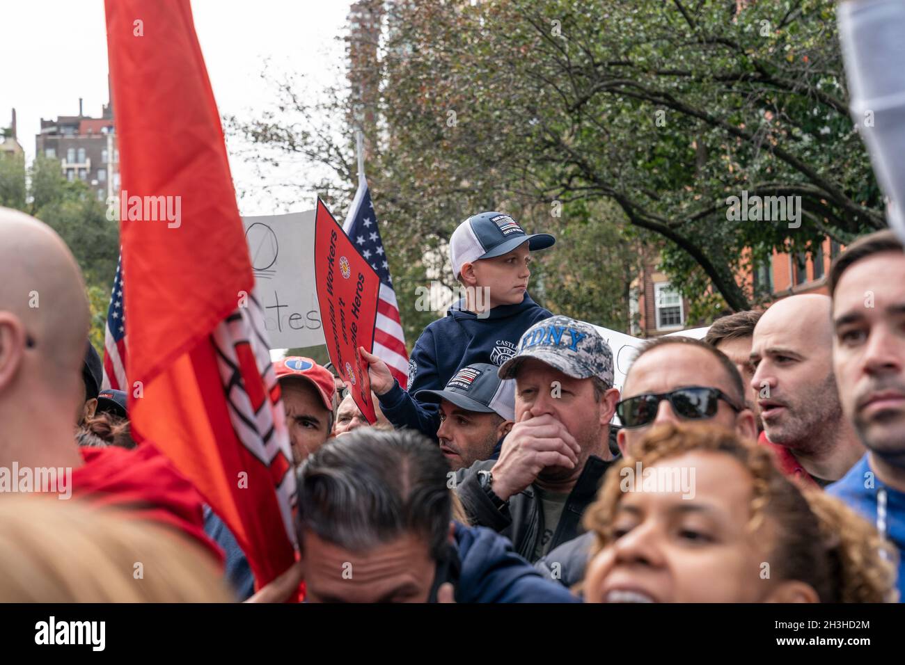 New York, NY - 28 octobre 2021: Quelques milliers de travailleurs de la FDNY, du SGE et d'autres agences municipales ont protesté contre le mandat de vaccination à Gracie Mansion Banque D'Images