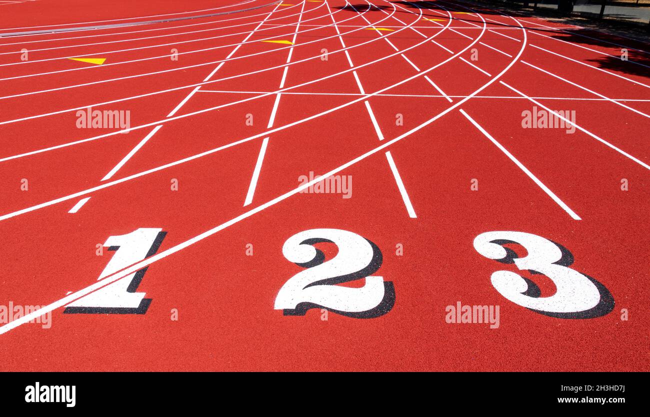 La ligne de départ des courses sur piste et terrain avec les numéros 1, 2 et 3 sur la piste de course en caoutchouc toutes saisons. Banque D'Images