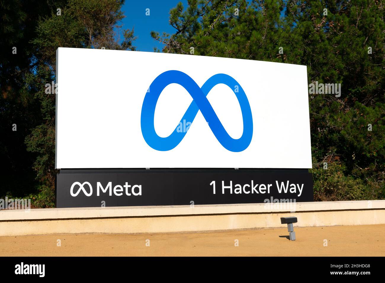 Logo Meta, affiche devant le siège social de Meta Platforms.Meta Platforms est l'organisation mère de Facebook, Instagram et WhatsApp. Banque D'Images