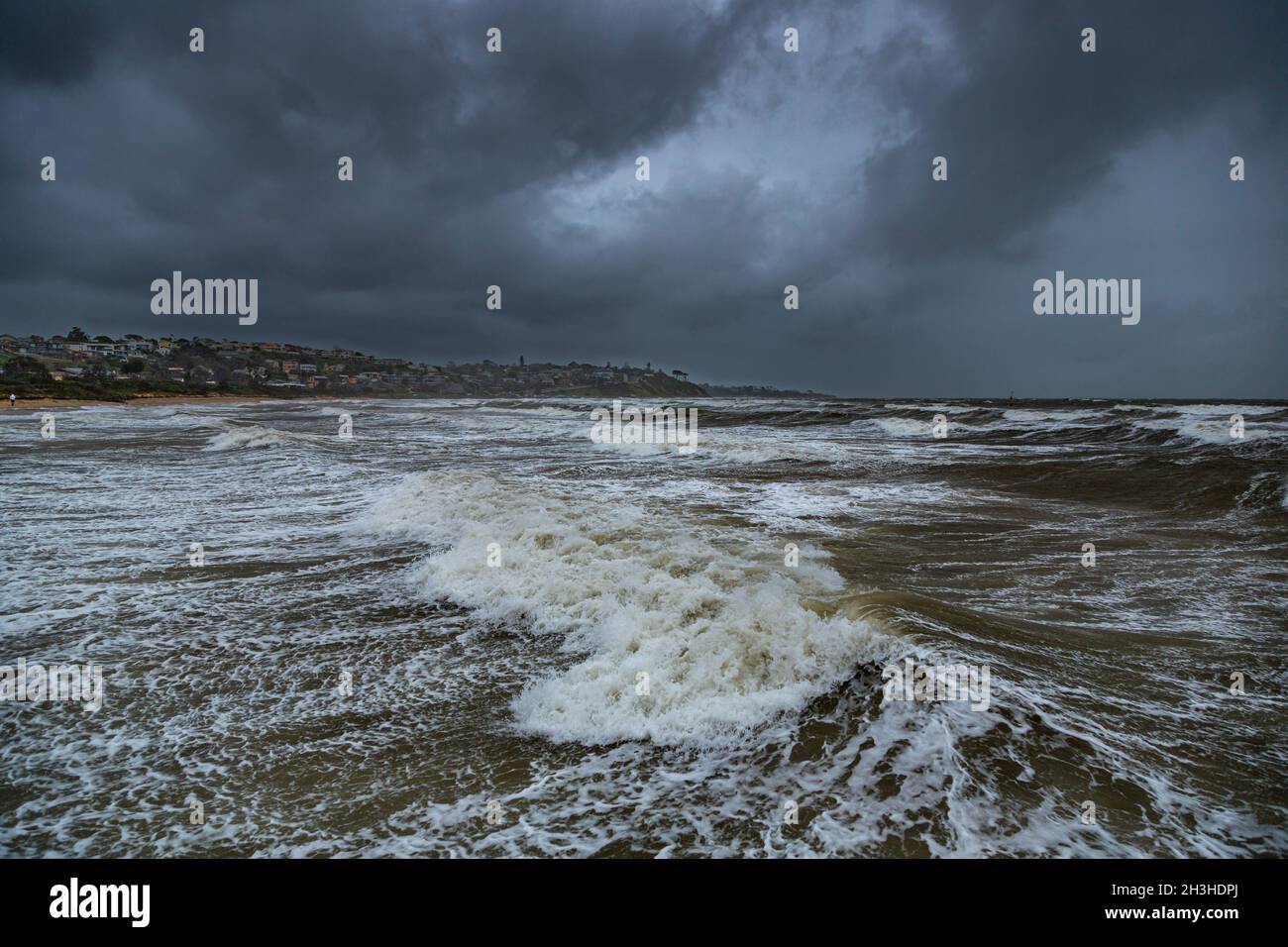 Les puissantes vagues consomment Frankston Beach dans une puissante tempête Banque D'Images
