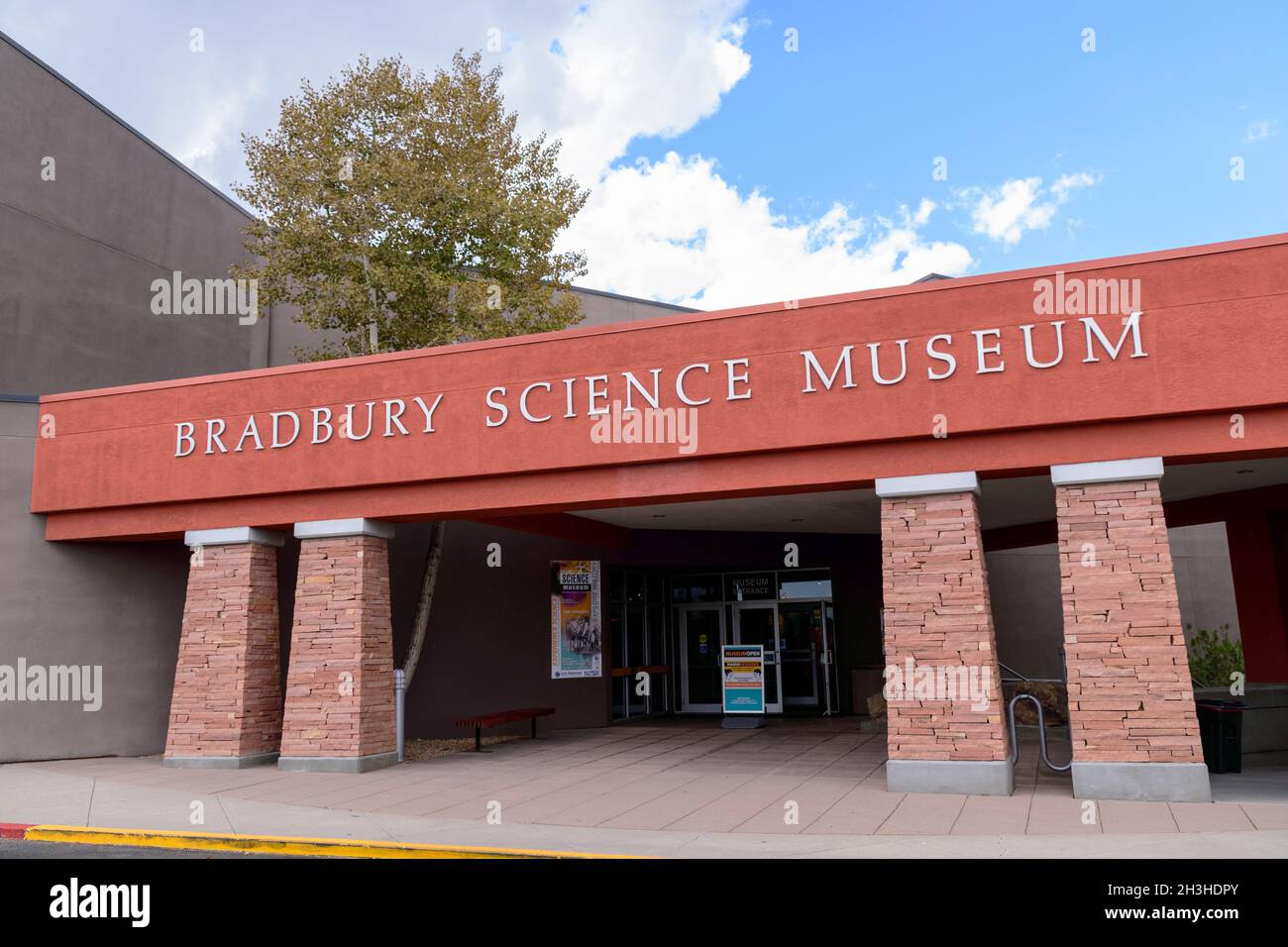 Bradbury Science Museum signe sur la façade de l'installation publique principale de Los Alamos National Laboratory - Los Alamos, Nouveau-Mexique, Etats-Unis - 2021 Banque D'Images