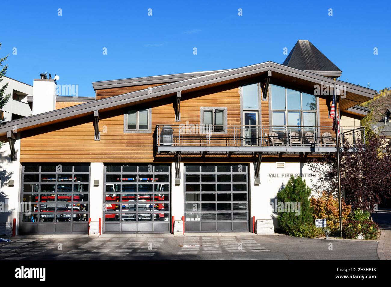 Vue extérieure du bâtiment Vail Fire Station avec portes de garage fermées.- Vail, Colorado, Etats-Unis - 2021 Banque D'Images