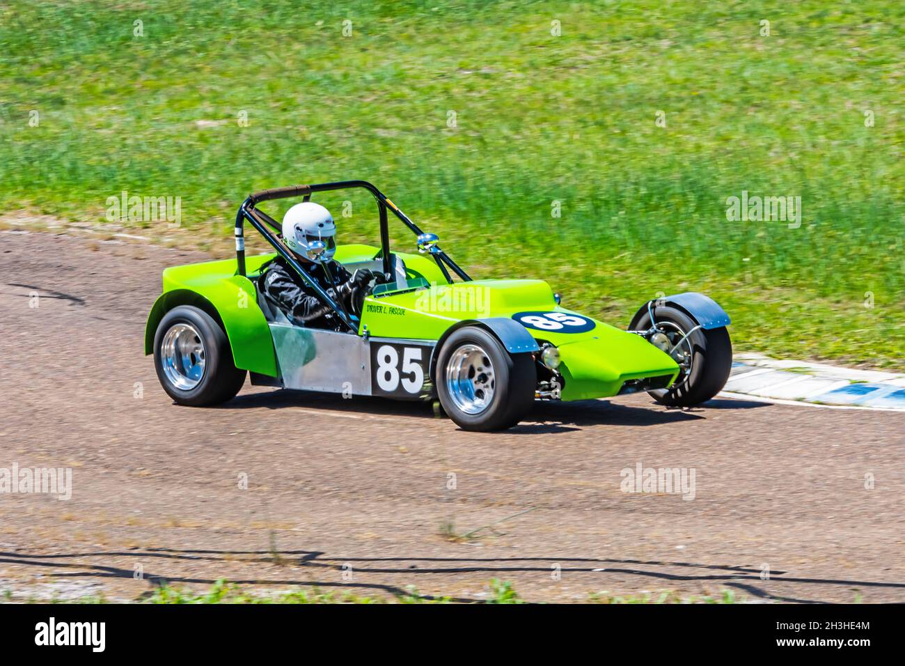 Voiture de sport à toit ouvert sur le circuit de course, Tamworth Australie. Banque D'Images