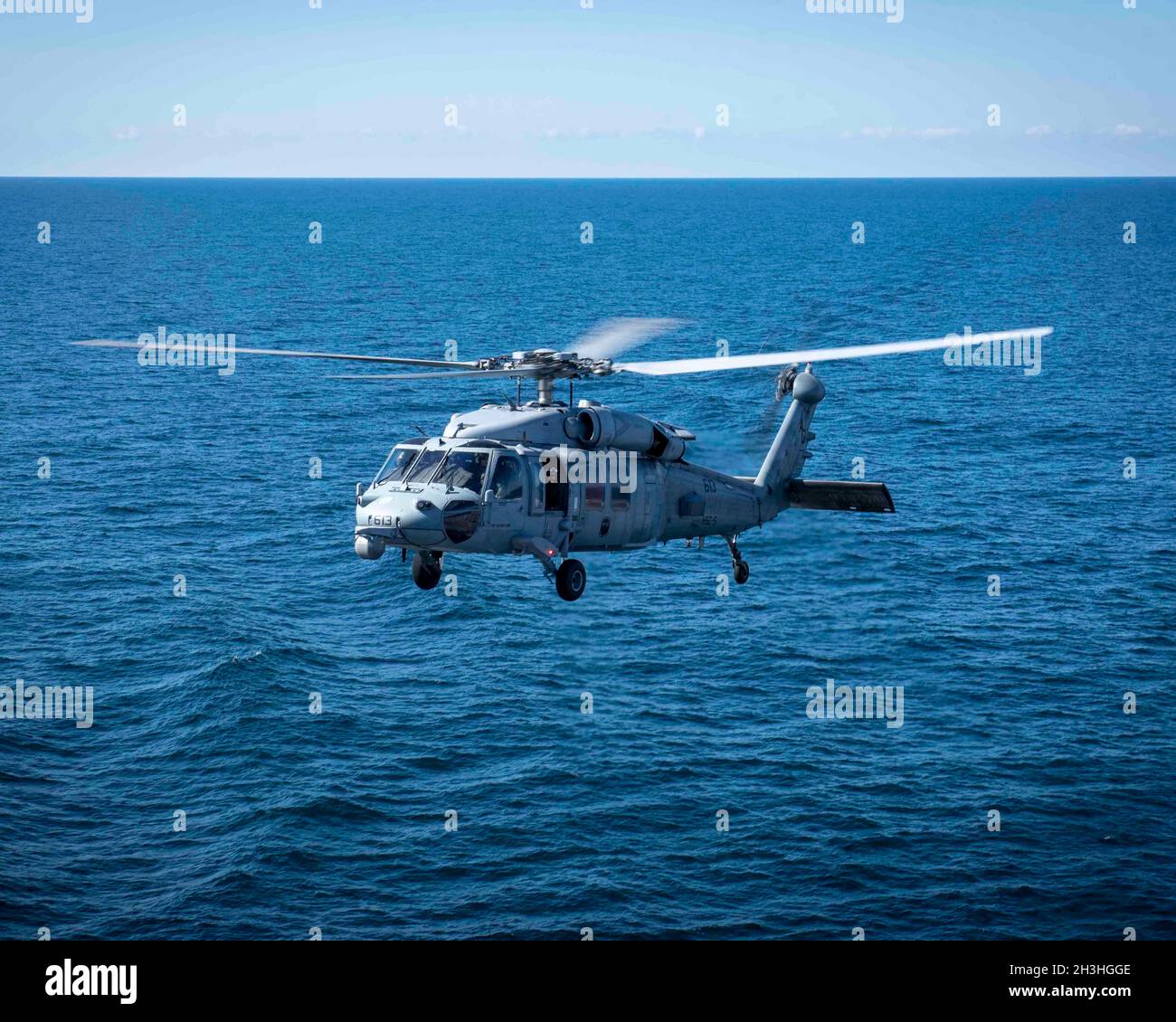 Un hélicoptère MH-60S Sea Hawk affecté à l'Escadron de combat de la mer (HSC) 5 survole l'océan Atlantique tout en effectuant des opérations de vol avec le porte-avions USS George H.W.Bague (CVN 77).GHWB opère dans l'océan Atlantique à l'appui d'opérations navales visant à maintenir la stabilité et la sécurité maritimes afin d'assurer l'accès, de prévenir l'agression et de défendre les intérêts américains, alliés et partenaires.(É.-U.Photo de la marine par le Matelot de 1re classe, apprenti Samuel Wagner) Banque D'Images