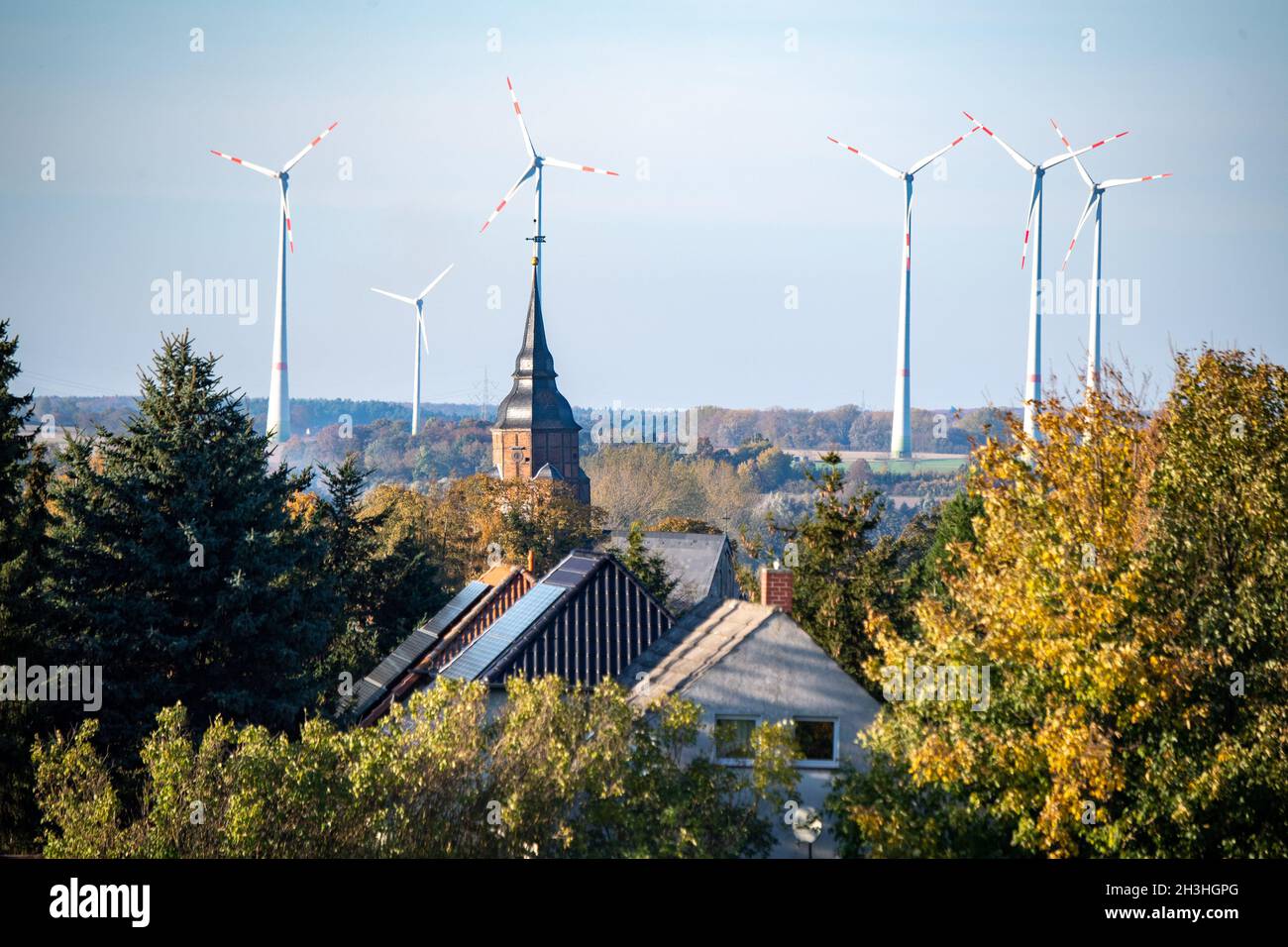 Ganzkow, Allemagne.28 octobre 2021.L'église de Ganzkow, près de Neubrandenburg, se dresse devant les éoliennes d'un parc éolien.Construite au XIVe siècle comme grande église de village, l'église surplombe les maisons du village.Pour les négociations de coalition au gouvernement fédéral, l'objectif d'expansion des parcs éoliens à deux pour cent de la superficie est clairement énoncé.Cependant, les négociateurs de Schwerin ont du mal à avoir une cible aussi claire - au chagrin de l'association industrielle.Credit: Stefan Sauer/dpa/Alay Live News Banque D'Images