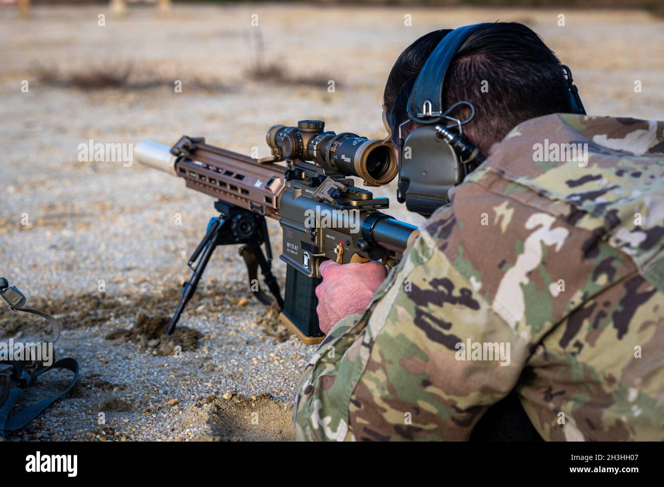 Sergent de l'armée américaineJoseph Garback, 1-114e Régiment d'infanterie, 44e équipe de combat de la brigade d'infanterie, Garde nationale de l'Armée du New Jersey, tire le fusil Marksman désigné M110A1 (RSDMR) à la base interarmées McGuire-Dix-Lakehurst, N.J., le 28 octobre 2021.Le 44e IBCT est le premier militaire de la Garde nationale du New Jersey à former et à mettre sur le terrain la nouvelle arme M110A1 SDMR.Le M110A1 est un fusil de 7.62 mm qui offre aux soldats une plus grande portée et une plus grande précision que le fusil M4 standard.(É.-U.Photo de la Garde nationale de l'armée par la CPS.Michael Schwenk) Banque D'Images