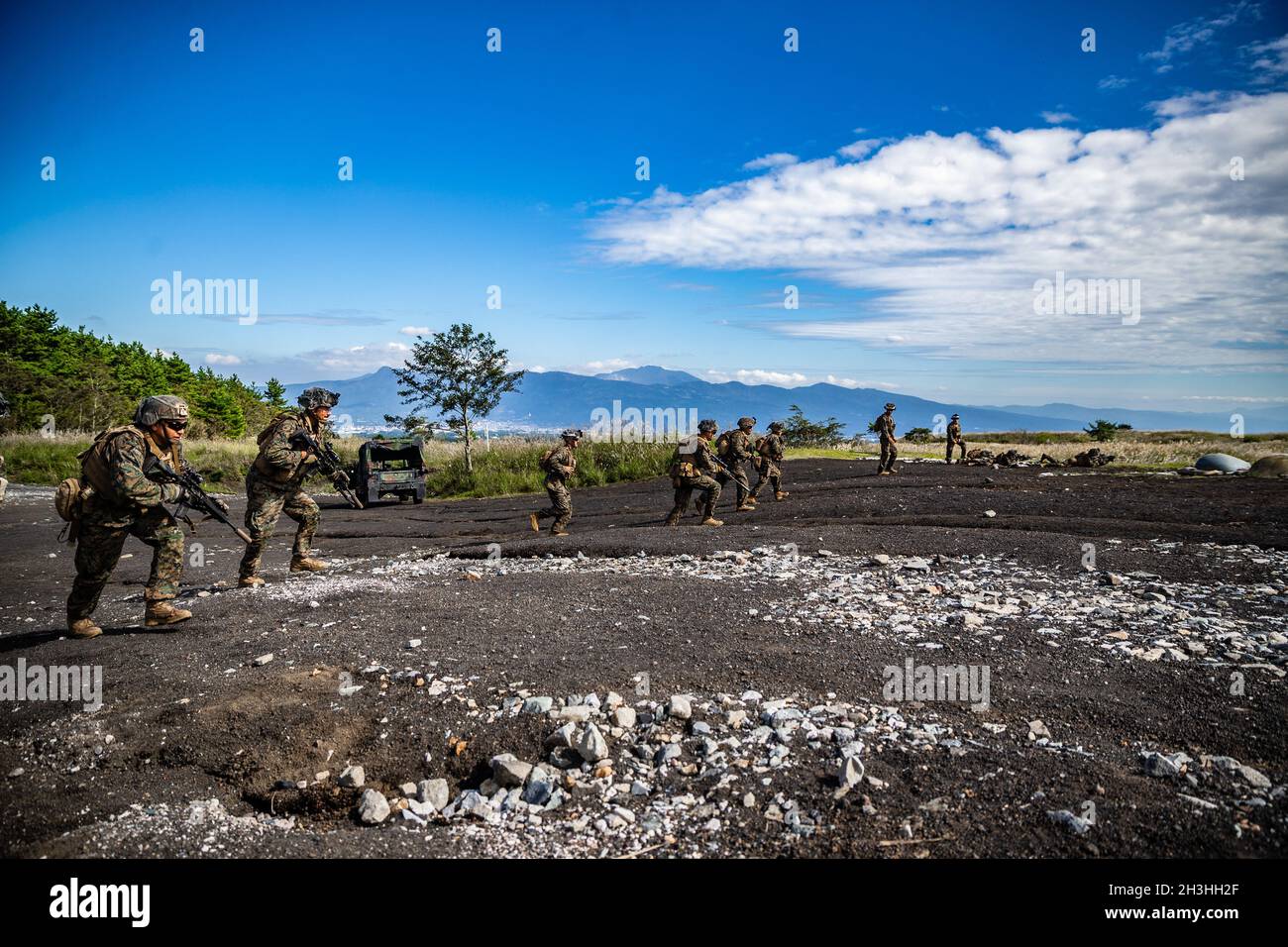 Les Marines des États-Unis avec la compagnie kilo, Bataillon Landing Team 3/5, 31e unité expéditionnaire maritime (MEU), manœuvrent vers la ligne de défense suivante dans une aire d'attaque de l'équipe sur le camp Fuji, Japon, 21 septembre 2021.La société kilo a mené une formation afin de maintenir ses compétences en matière de techniques de base en matière d'incendie et de mouvement, ainsi que des exercices d'action immédiate.Le 31e MEU, le seul MEU en permanence déployé par les Marines, fournit une force flexible et mortelle prête à exécuter un large éventail d’opérations militaires en tant que première force de réponse aux crises dans la région Indo-Pacifique.(É.-U.Photo du corps marin par lance Cpl.GRA Banque D'Images