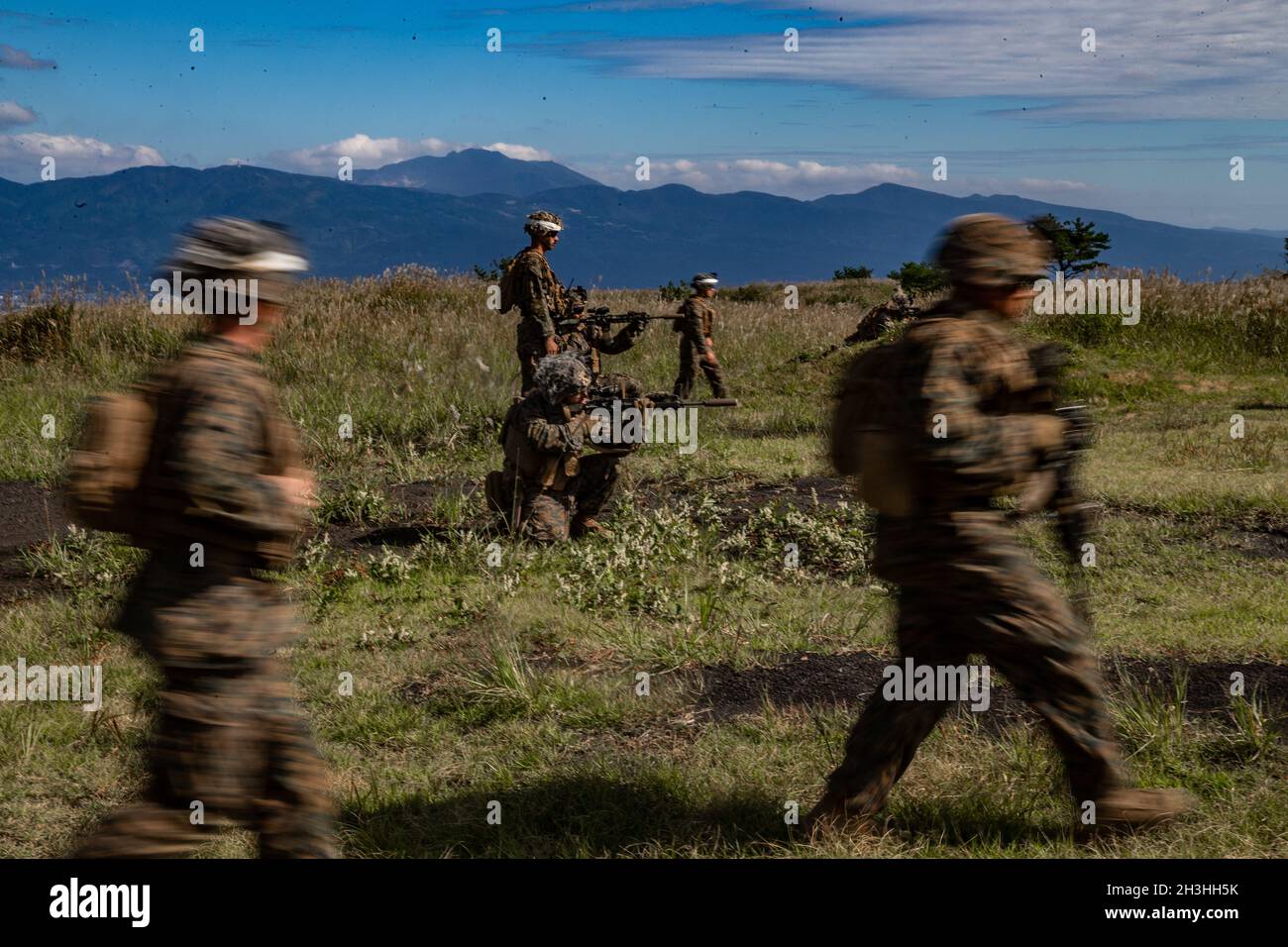 Les Marines des États-Unis avec la compagnie kilo, Bataillon Landing Team 3/5, 31e unité expéditionnaire maritime (MEU), manœuvrent vers la ligne de défense suivante dans une aire d'attaque de l'équipe sur le camp Fuji, Japon, 21 septembre 2021.La société kilo a mené une formation afin de maintenir ses compétences en matière de techniques de base en matière d'incendie et de mouvement, ainsi que des exercices d'action immédiate.Le 31e MEU, le seul MEU en permanence déployé par les Marines, fournit une force flexible et mortelle prête à exécuter un large éventail d’opérations militaires en tant que première force de réponse aux crises dans la région Indo-Pacifique.(É.-U.Photo du corps marin par lance Cpl.GRA Banque D'Images