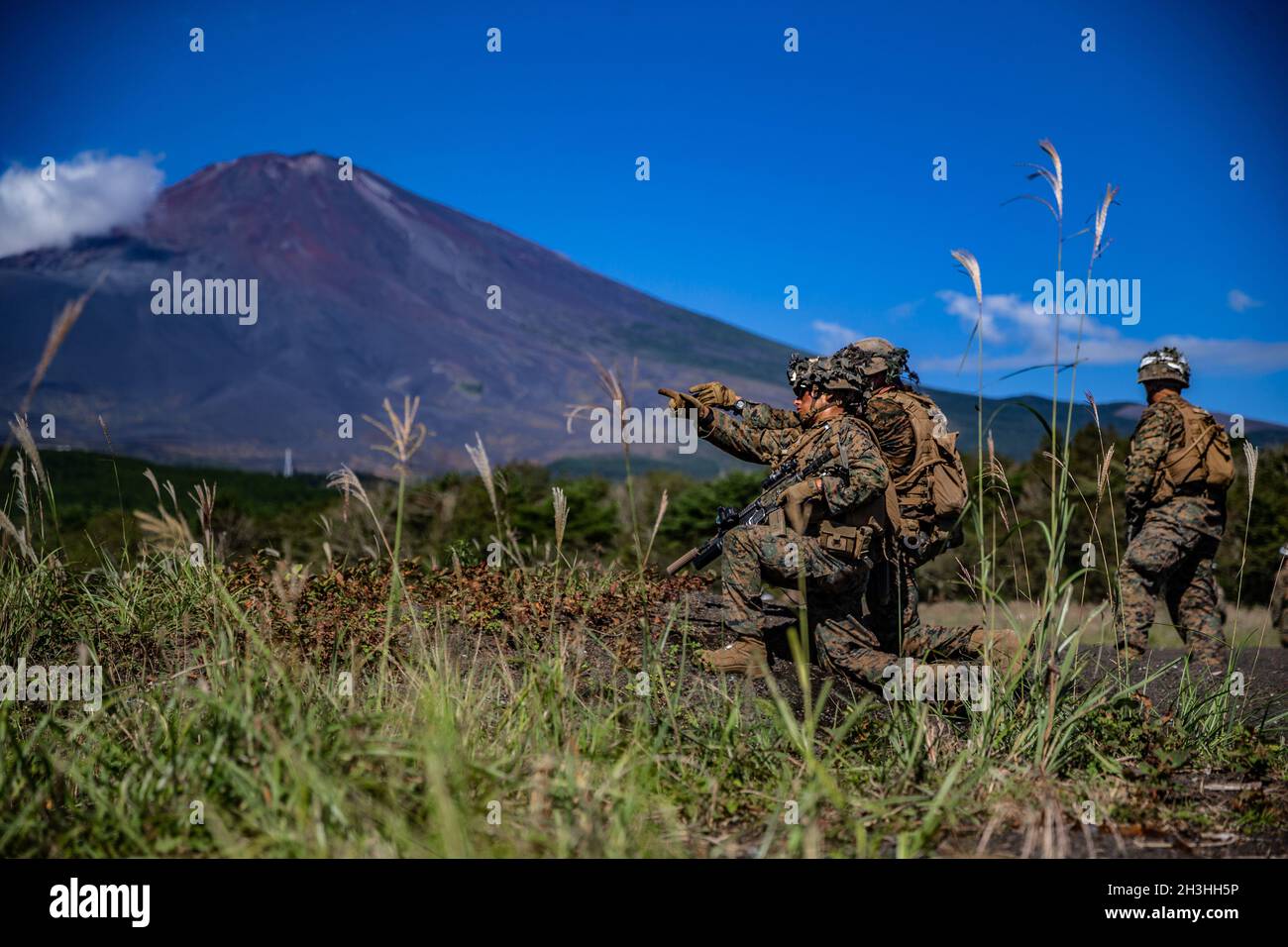 Les Marines des États-Unis avec la compagnie kilo, l'équipe de Bataillon d'atterrissage 3/5, 31e unité expéditionnaire maritime (UMM), planifient leur prochaine position de défense dans un champ d'attaque de l'équipe sur le Camp Fuji, Japon, 21 septembre 2021.La société kilo a mené une formation afin de maintenir ses compétences en matière de techniques de base en matière d'incendie et de mouvement, ainsi que des exercices d'action immédiate.Le 31e MEU, le seul MEU en permanence déployé par les Marines, fournit une force flexible et mortelle prête à exécuter un large éventail d’opérations militaires en tant que première force de réponse aux crises dans la région Indo-Pacifique.(É.-U.Photo du corps marin par lance Cpl.Grac Banque D'Images