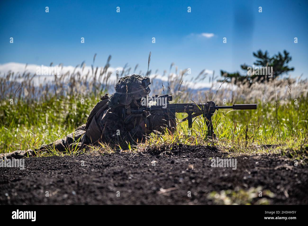Une marine américaine avec la compagnie kilo, Bataillon Landing Team 3/5, 31e unité expéditionnaire maritime (MEU), fournit la sécurité avec un fusil automatique d'infanterie M27 dans un champ d'attaque d'équipe sur le camp Fuji, Japon, 21 septembre 2021.La société kilo a mené une formation afin de maintenir ses compétences en matière de techniques de base en matière d'incendie et de mouvement, ainsi que des exercices d'action immédiate.Le 31e MEU, le seul MEU en permanence déployé par les Marines, fournit une force flexible et mortelle prête à exécuter un large éventail d’opérations militaires en tant que première force de réponse aux crises dans la région Indo-Pacifique.(É.-U.Phot du corps marin Banque D'Images