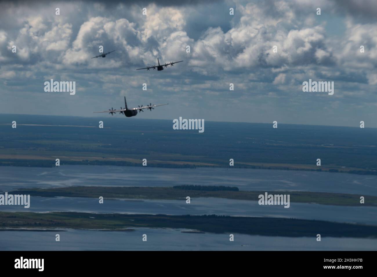Trois avions C-130J Super Hercules affectés à la 317e Escadre Airlift survolent l'océan près de Key West, en Floride, le 19 octobre 2021.Les C-130 font partie de la flotte de la US Air Force depuis plus de 50 ans.(É.-U.Photo de la Force aérienne par le premier Airman Reilly McGuire) Banque D'Images