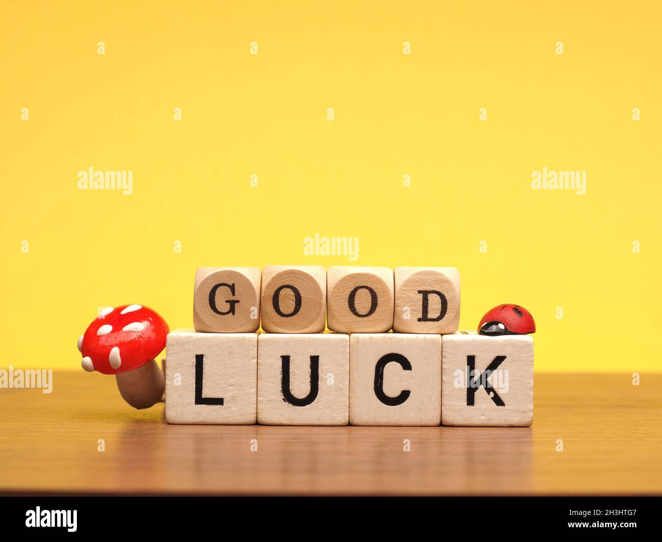 Bonne chance sur les blocs de bois et la décoration sur un fond jaune, le concept du nouvel an ou de l'anniversaire Banque D'Images