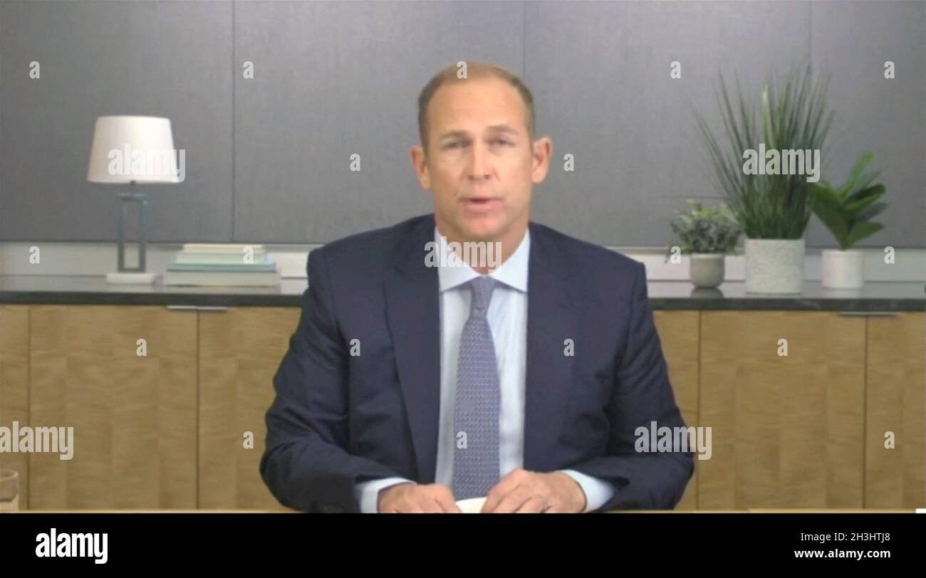 Washington, États-Unis.28 octobre 2021.Michael K. Wirth, Directeur général de Chevron Corporation, présente un témoignage virtuel devant le Comité de surveillance et de réforme de la Chambre des États-Unis, audition « alimenter la crise climatique : exposer la campagne de désinformation des grandes compagnies pétrolières pour prévenir l'action climatique » à Capitol Hill à Washington, DC, Etats-Unis, le jeudi 28 octobre 2021.Photo par US House TV via CNP/ABACAPRESS.COM crédit: Abaca Press/Alay Live News Banque D'Images