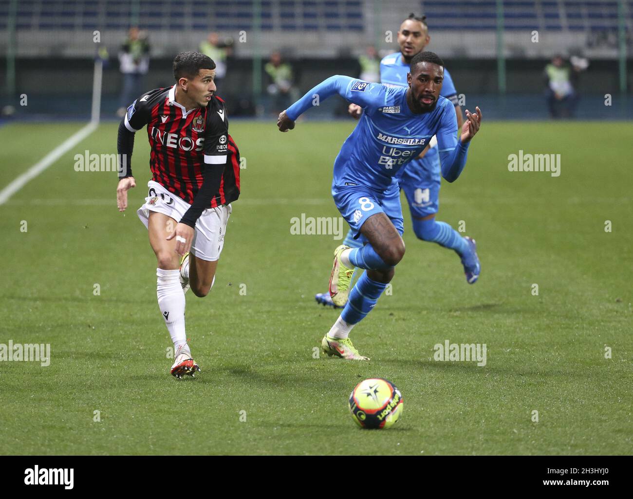 Youcef Atal de Nice, Gerson de Marseille pendant le championnat français Ligue 1 match de football entre OGC Nice (OGCN) et Olympique de Marseille (OM) le 27 octobre 2021 au Stade de l'Aube à Troyes, France - photo: Jean Catuffe/DPPI/LiveMedia Banque D'Images