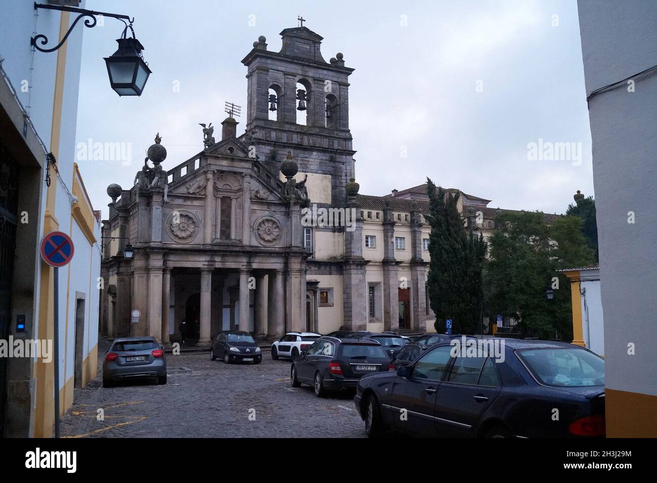 Eglise de Nossa Senhora da Graca, achevée en 1511, important monument religieux de la Renaissance, vue au crépuscule, Evora, Portugal Banque D'Images