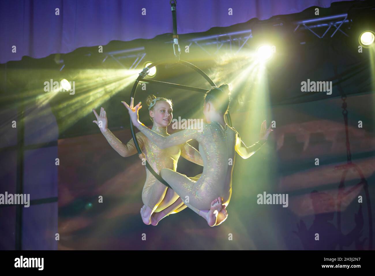 L'actrice de cirque acrobat performances. Les filles ont deux éléments acrobatiques dans l'anneau de l'air. Banque D'Images
