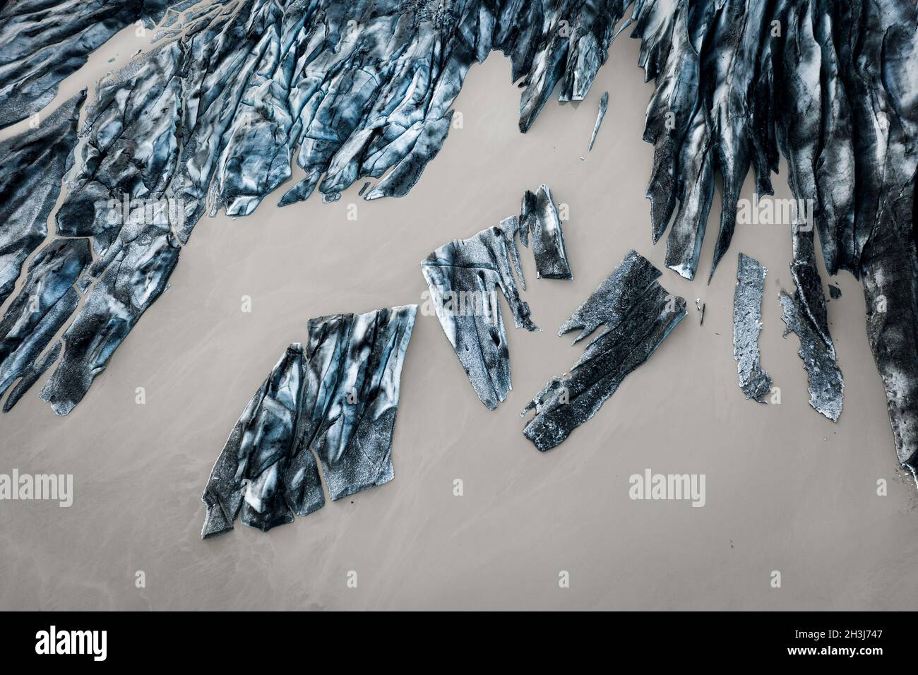 Plan aérien d'énormes icebergs flottant dans un lagon glaciaire à Flaajökull, une partie du parc national de Vatnajökull. Banque D'Images