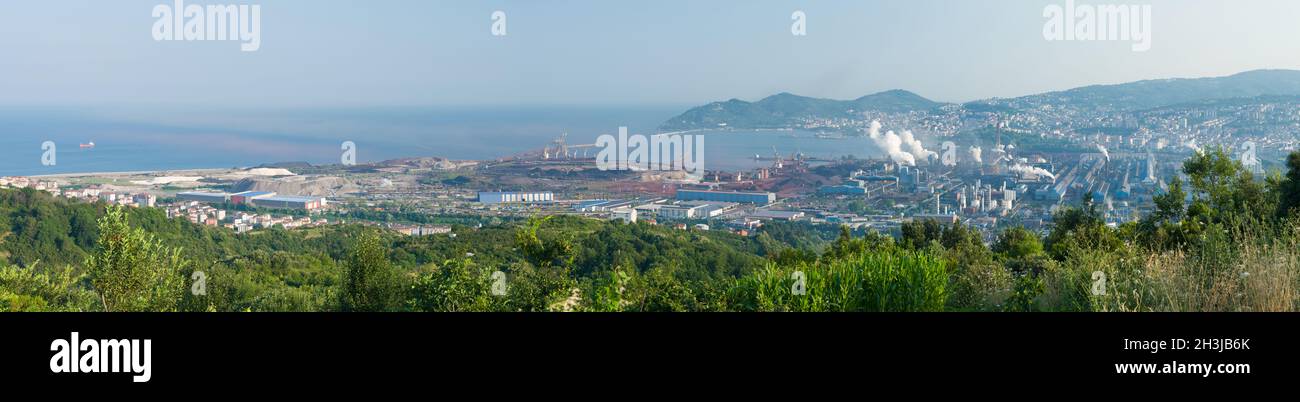 Vue panoramique du quartier d'Eregli depuis le sommet.Eregli un matin d'été.Zonguldak, Turquie Banque D'Images