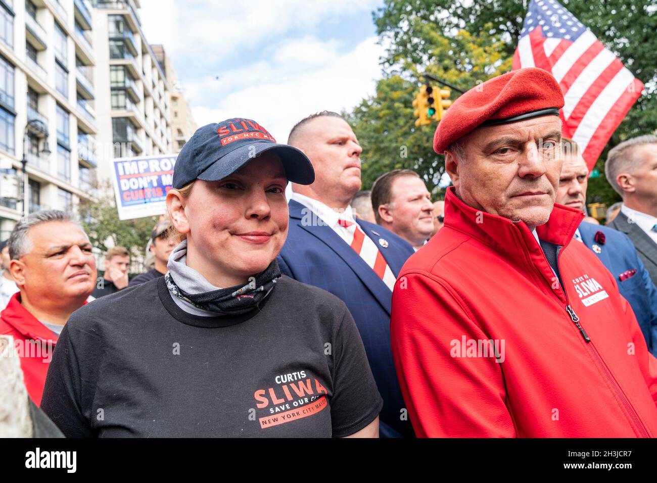 Curtis Sliwa, candidate à la mairie du Parti républicain, et Nancy Regula (L) assistent à quelques milliers de FDNY, EMS et autres agences municipales, des travailleurs ont protesté contre le mandat de vaccination à la résidence Gracie où réside le maire.Les syndicats de la FDNY ont accueilli les protestations exigeant que le maire permette des tests hebdomadaires au lieu de la vaccination pour ceux qui ne veulent pas obtenir des coups de Jab.Maoyr a donné pour mandat de vacciner tous les travailleurs municipaux ou des mettre en congé non rémunéré, la date limite de vaccination est le 29 octobre 5 heures.(Photo de Lev Radin/Pacific Press) Banque D'Images