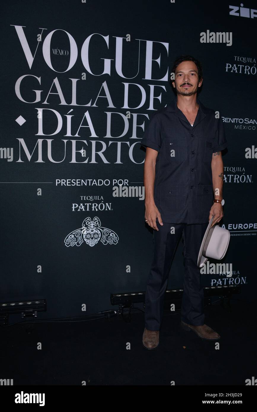 Mexico, Mexique.28 octobre 2021.Le chanteur Caloncho pose pour des photos pendant le tapis noir du Vogue Day of the Dead Gala au Centre de design allemand.Le 28 octobre 2021 à Mexico, Mexique.(Photo de Carlos Tischler/ crédit: EYEPIX Group/Alamy Live News Banque D'Images