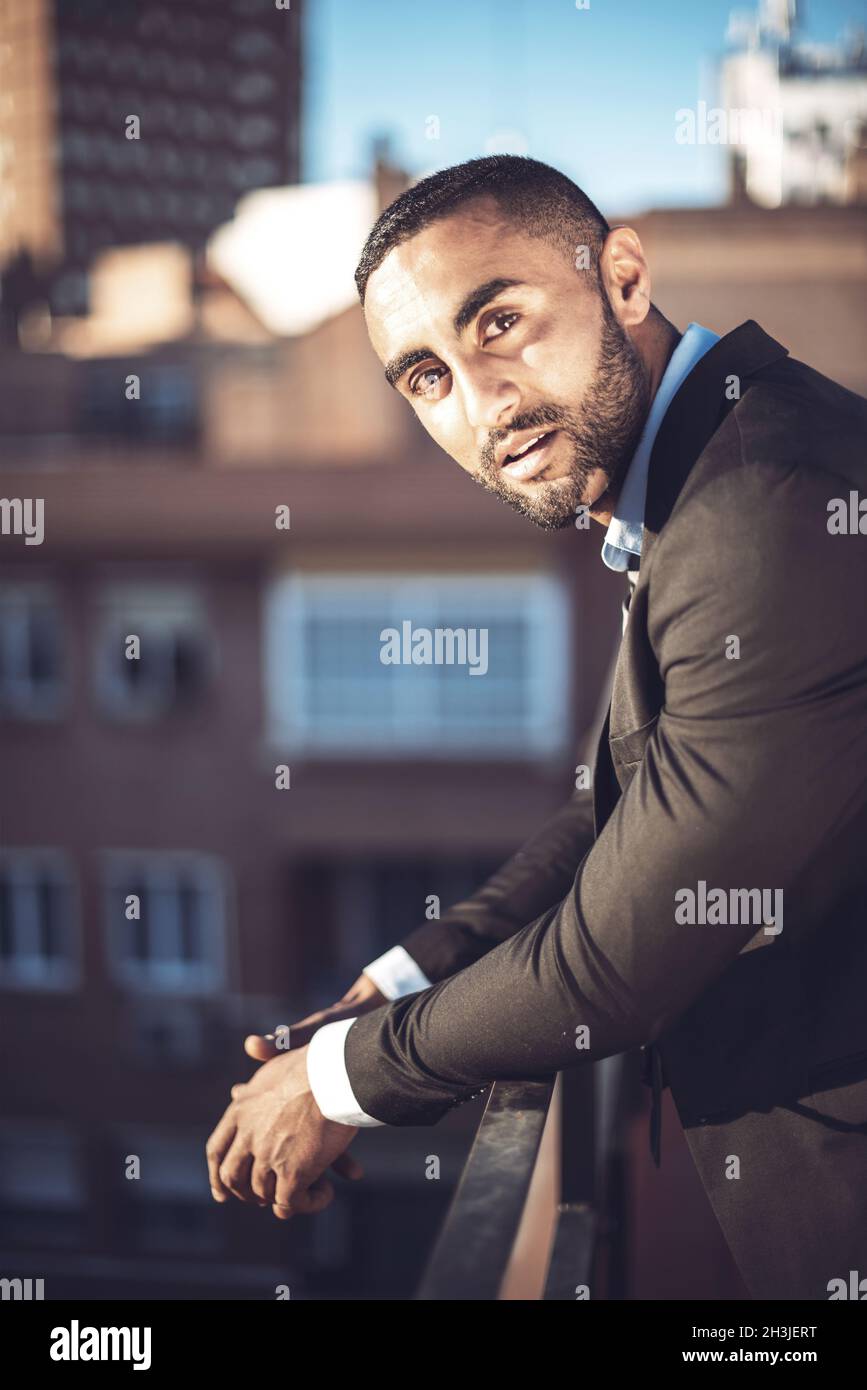 Confiants en homme d'Arabes attrayant de l'environnement urbain Banque D'Images