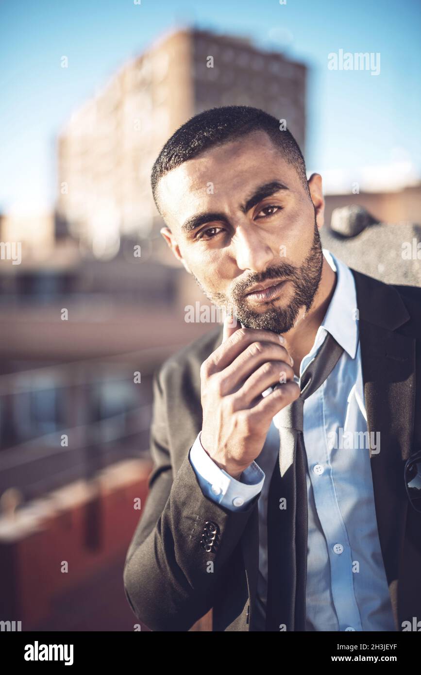 Confiants en homme d'Arabes attrayant de l'environnement urbain Banque D'Images