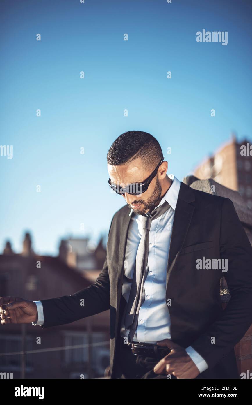 Confiants en homme d'Arabes attrayant environnement urbain avec l'espace négatif Banque D'Images