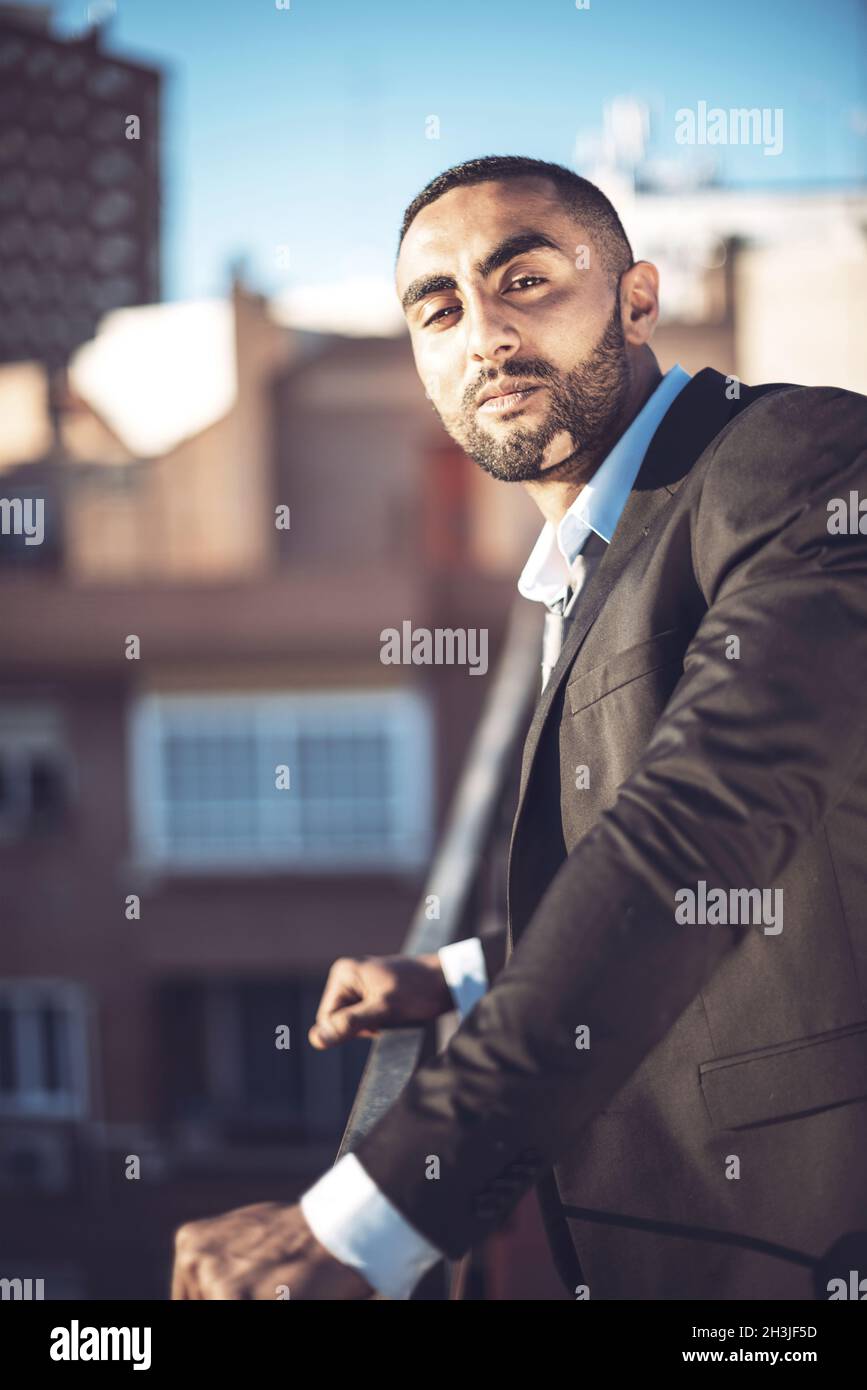 Confiants en homme d'Arabes attrayant de l'environnement urbain Banque D'Images