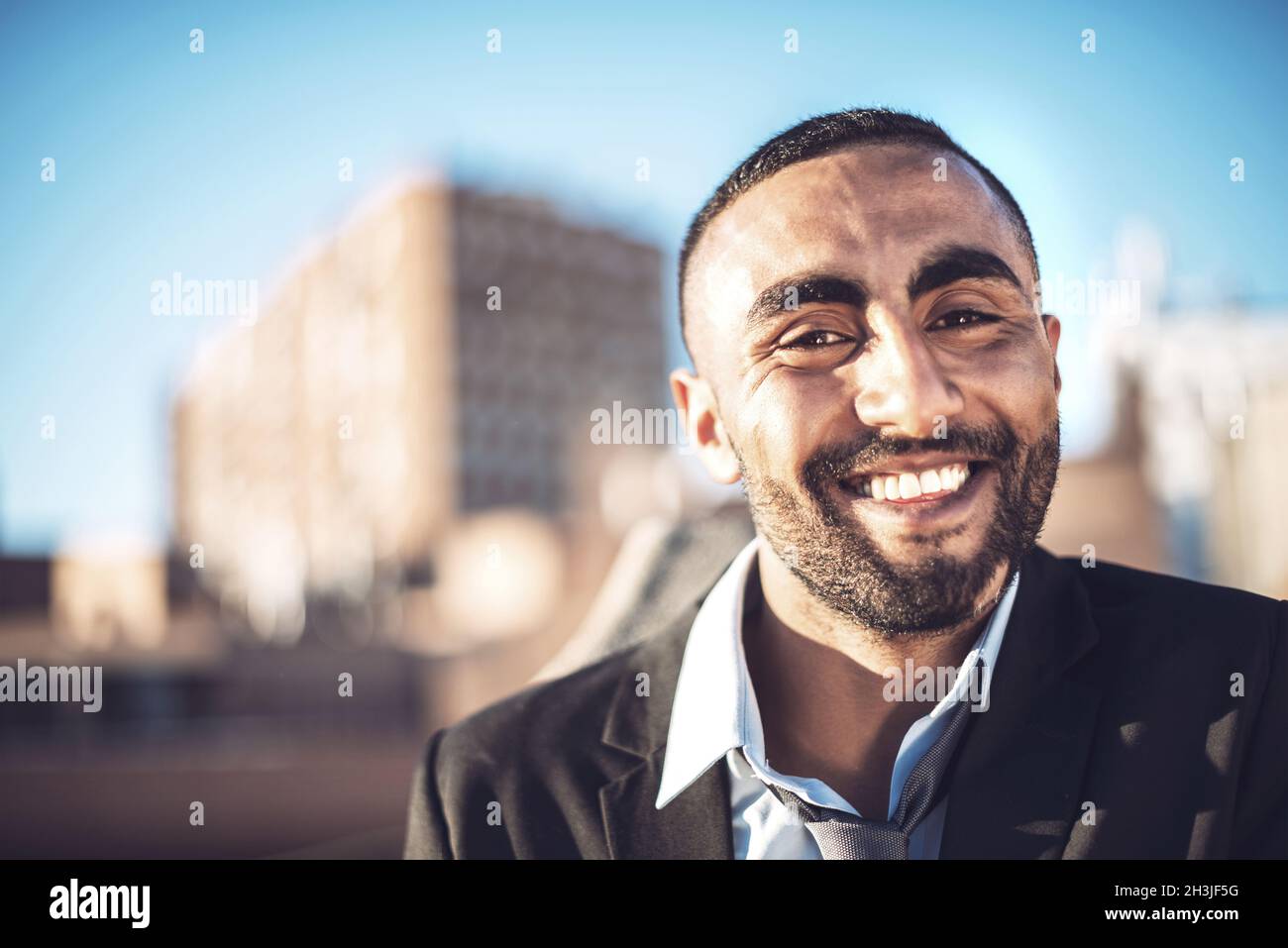 Confiants en homme d'Arabes attrayant de l'environnement urbain Banque D'Images