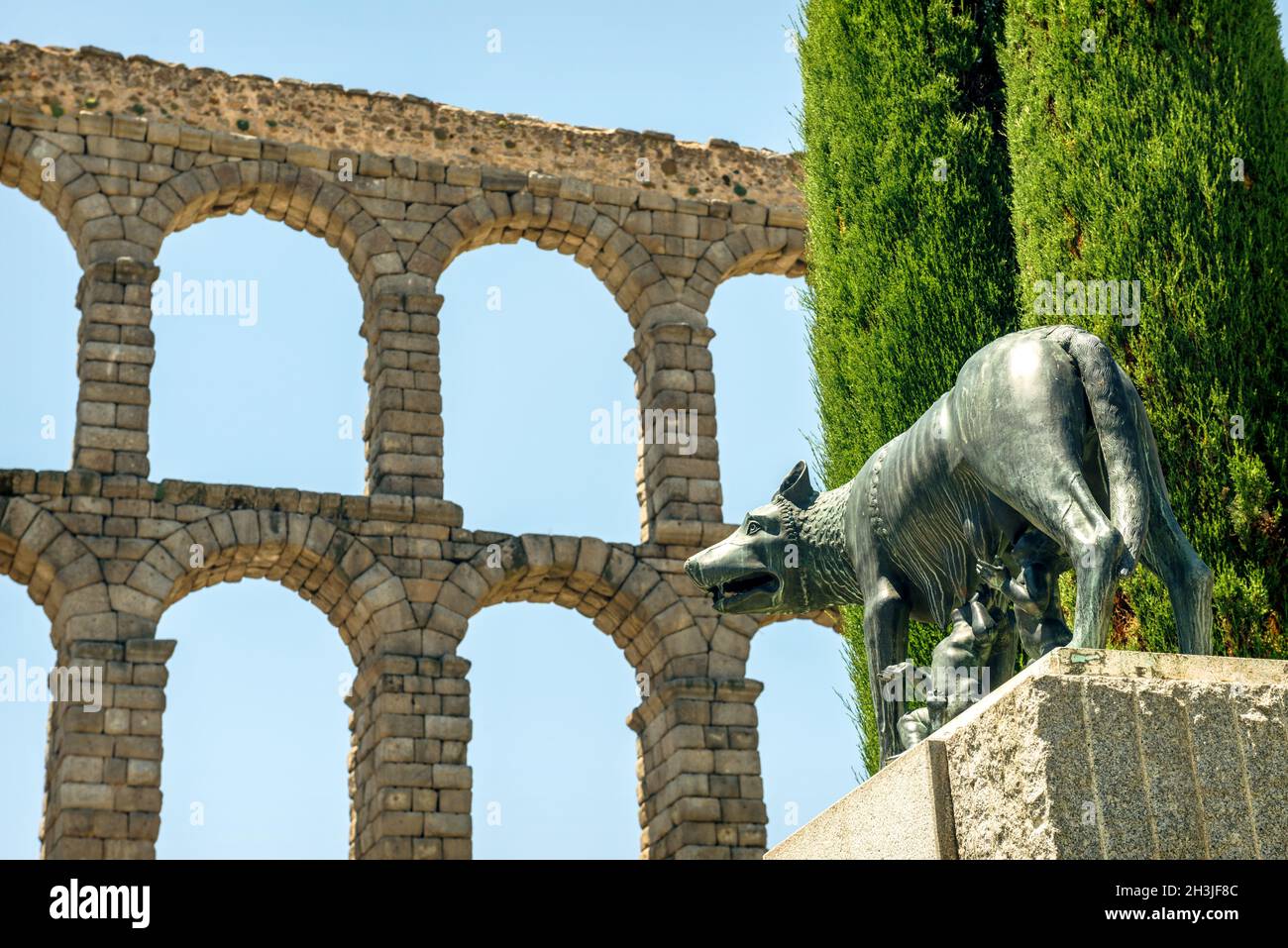 Elle wolf avec Romolo et Remo et l'aqueduc romain de Ségovie, Espagne Banque D'Images