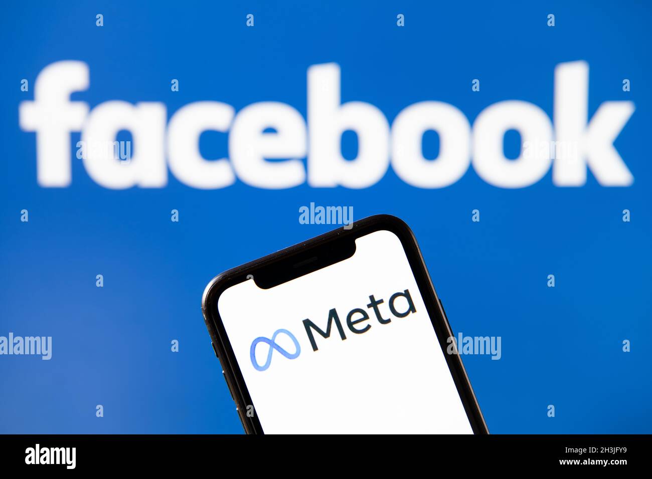 Milan, Italie - 28 octobre 2021 : le logo Meta, le nom rebaptisé de l'ancienne société connue Facebook, est visible sur l'écran d'une Apple Banque D'Images