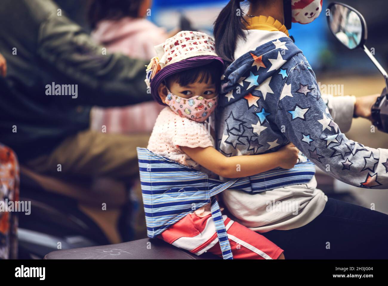 DELTA du Mékong - JUIN 14 : petite fille non identifiée sur une moto avec sa mère, le 14 juin 2015 dans le Delta du Mékong, Vietnam Banque D'Images