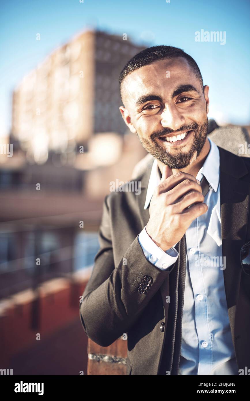 Confiants en homme d'Arabes attrayant de l'environnement urbain Banque D'Images