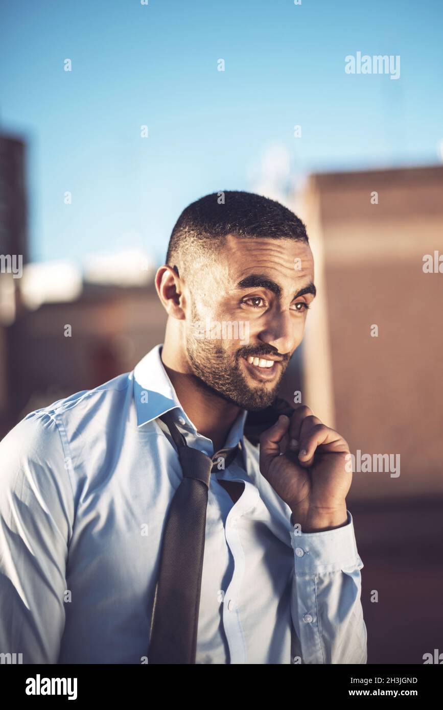 Confiants en homme d'Arabes attrayant environnement urbain avec l'espace négatif Banque D'Images