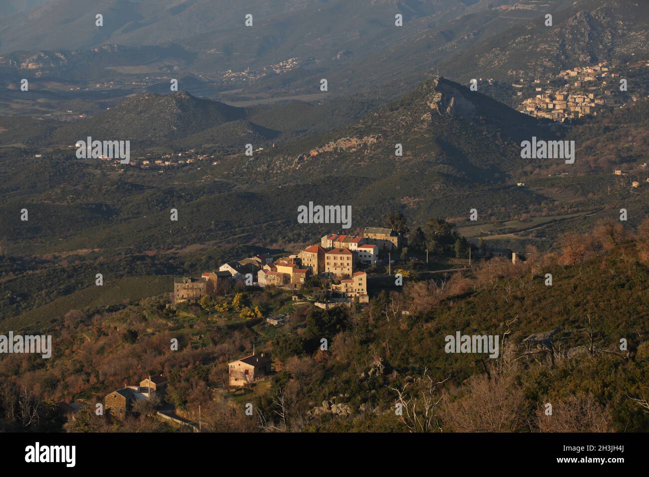 FRANCE. HAUTE-CORSE (2B) VALLECALLE ET EN ARRIÈRE-PLAN : OLETTA ET CAP CORSE Banque D'Images