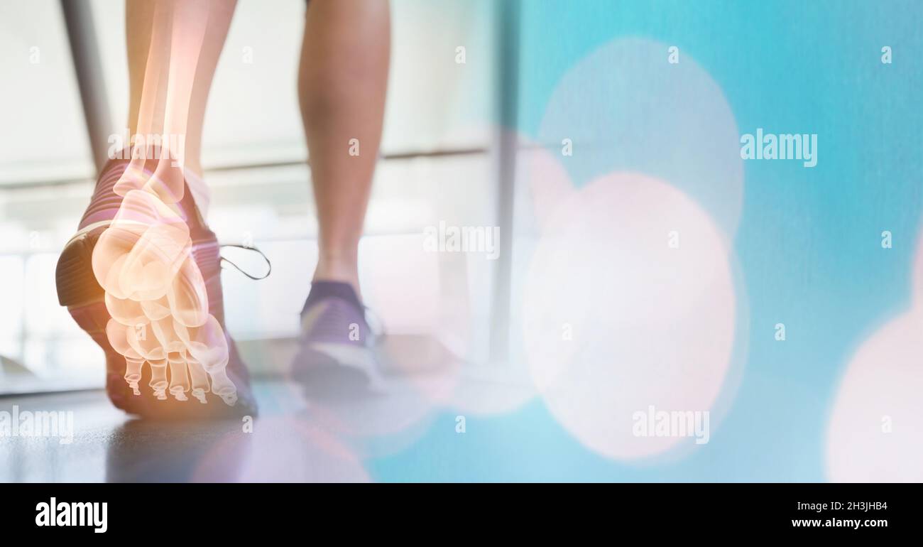 Image composite numérique des os de jambe de l'athlète qui court sur un tapis roulant dans la salle de gym avec des chaussures de sport Banque D'Images