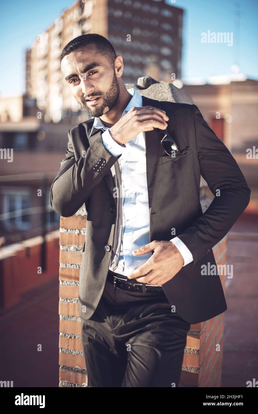 Confiants en homme d'Arabes attrayant de l'environnement urbain Banque D'Images